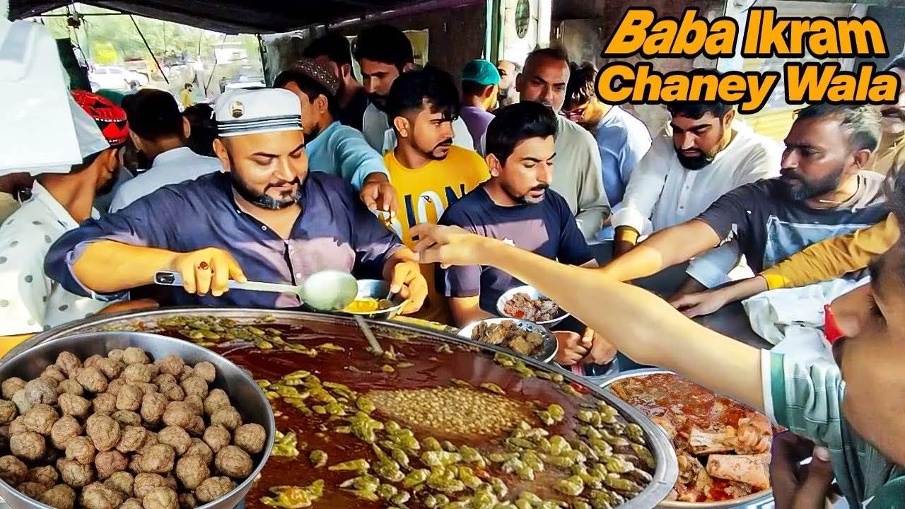 GUJRANWALA'S FAMOUS Baba Ikram Chanay and Beef Paye | Street Food Gujranwala | Anda Chanay Siri Paye