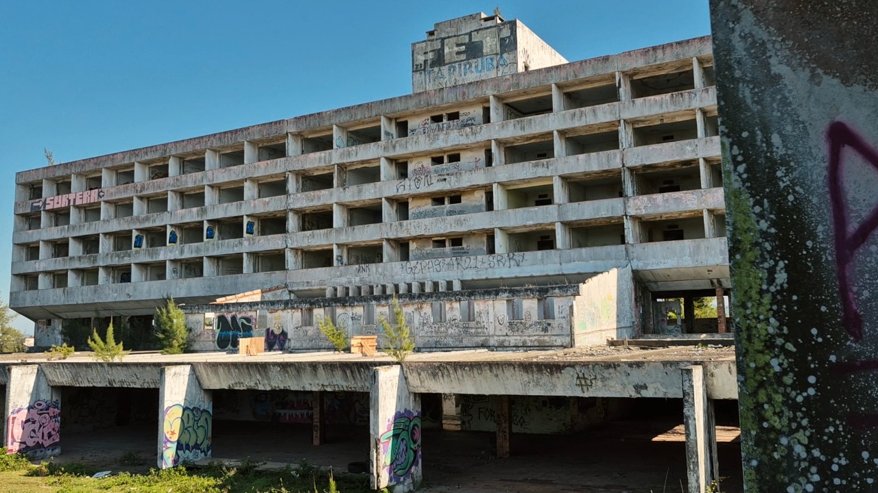 Exploring former 4 star luxury hotel - Beach Resort in Ruins