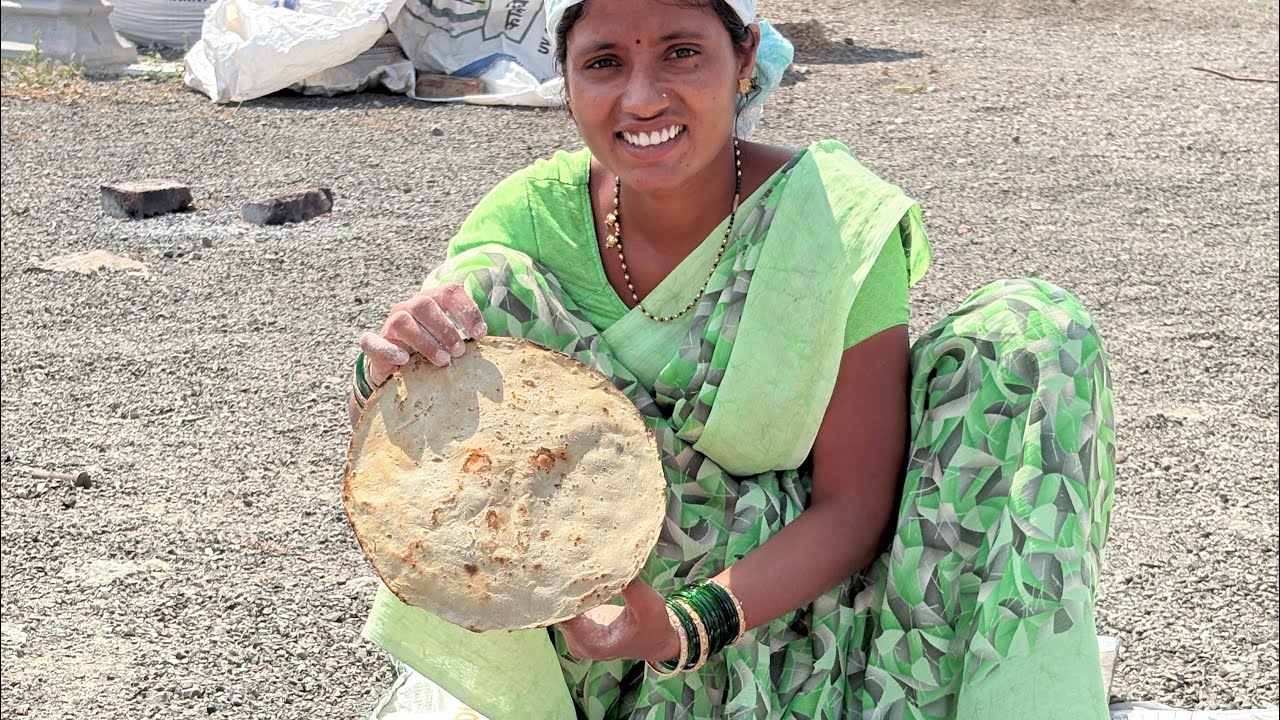 पांडू दादा यायच आहेत नवरा म्हणत होता ।मी काहीच बोलले नाही भाकरी करायला चालू आहेत 😭#गावठीपुनम 