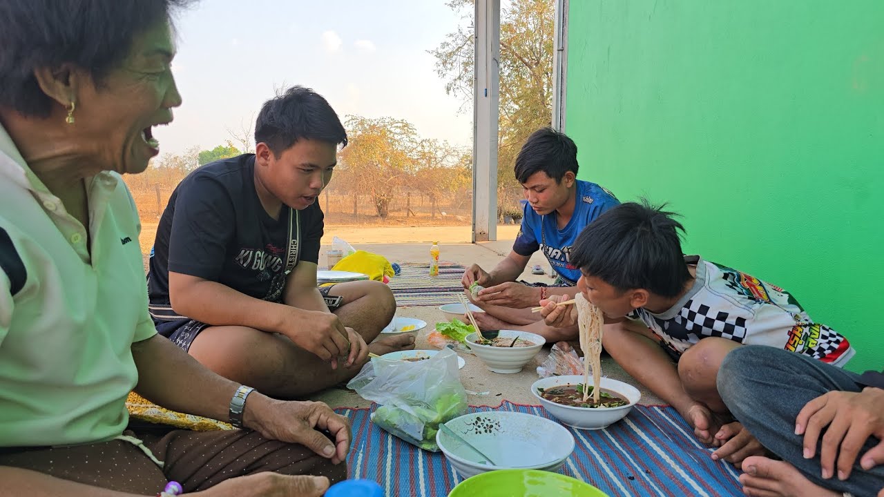 ทุกคนตาค้าง..🙄🙄บักเวียกินเป็นตาแซบ ก๋วยเตี๋ยวร้อนๆมันกินเข้าไปได้ไงสู...