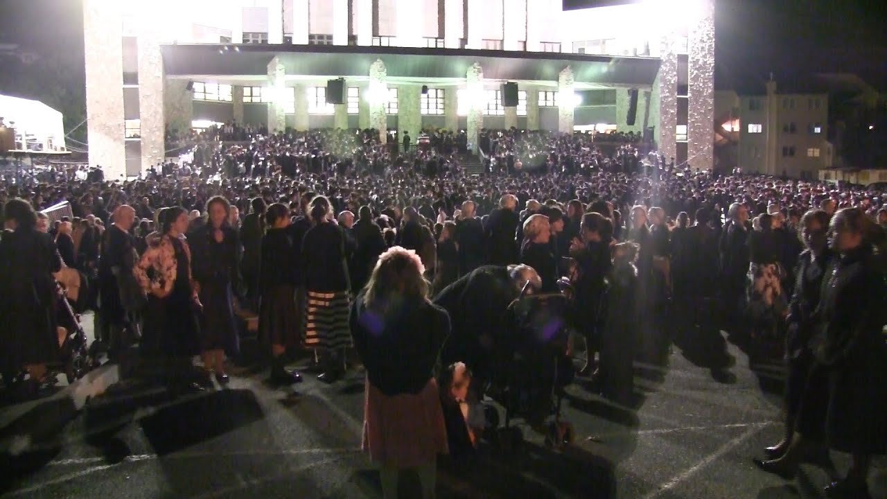 Grand Rabbi's Blessing Draws Thousands to Kiryas Joel