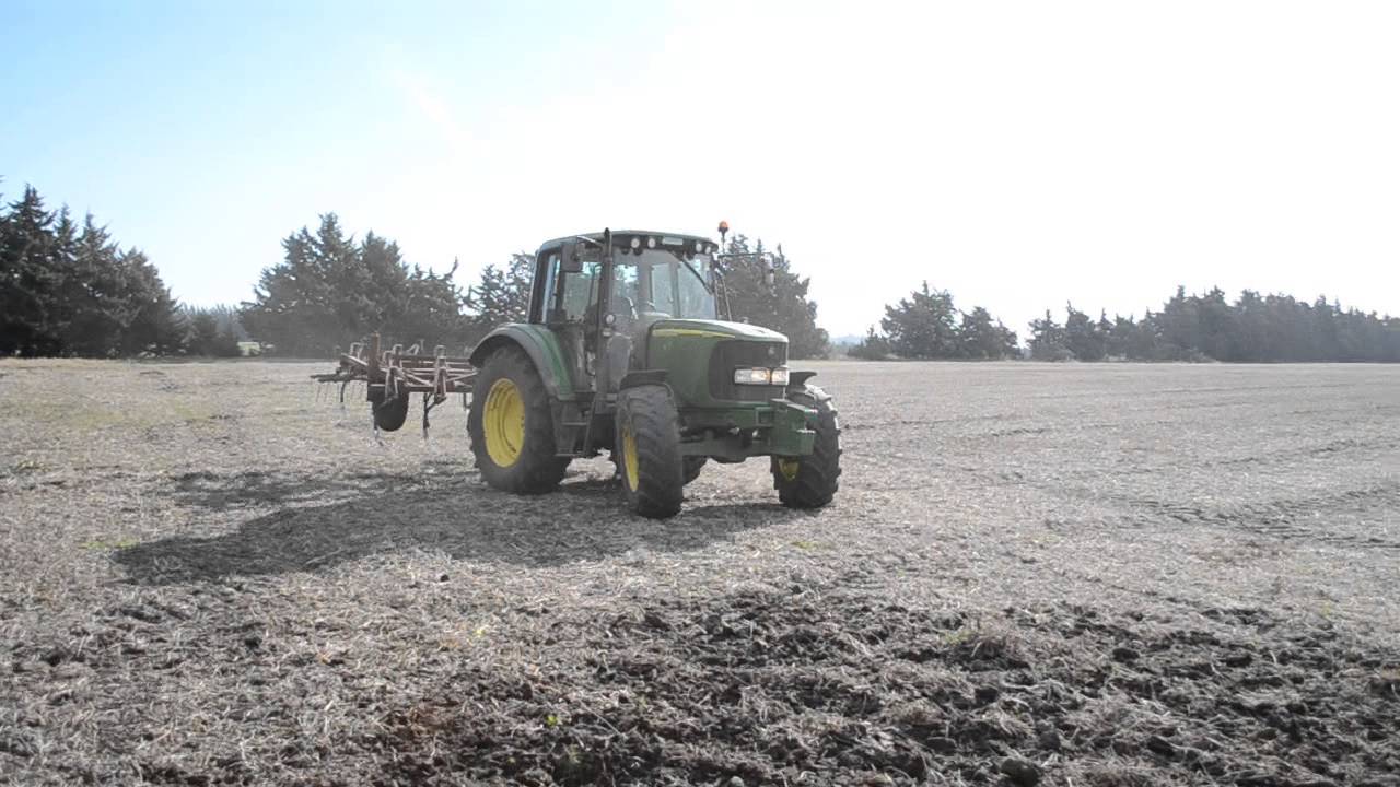 John Deere 6120 preparando tierra