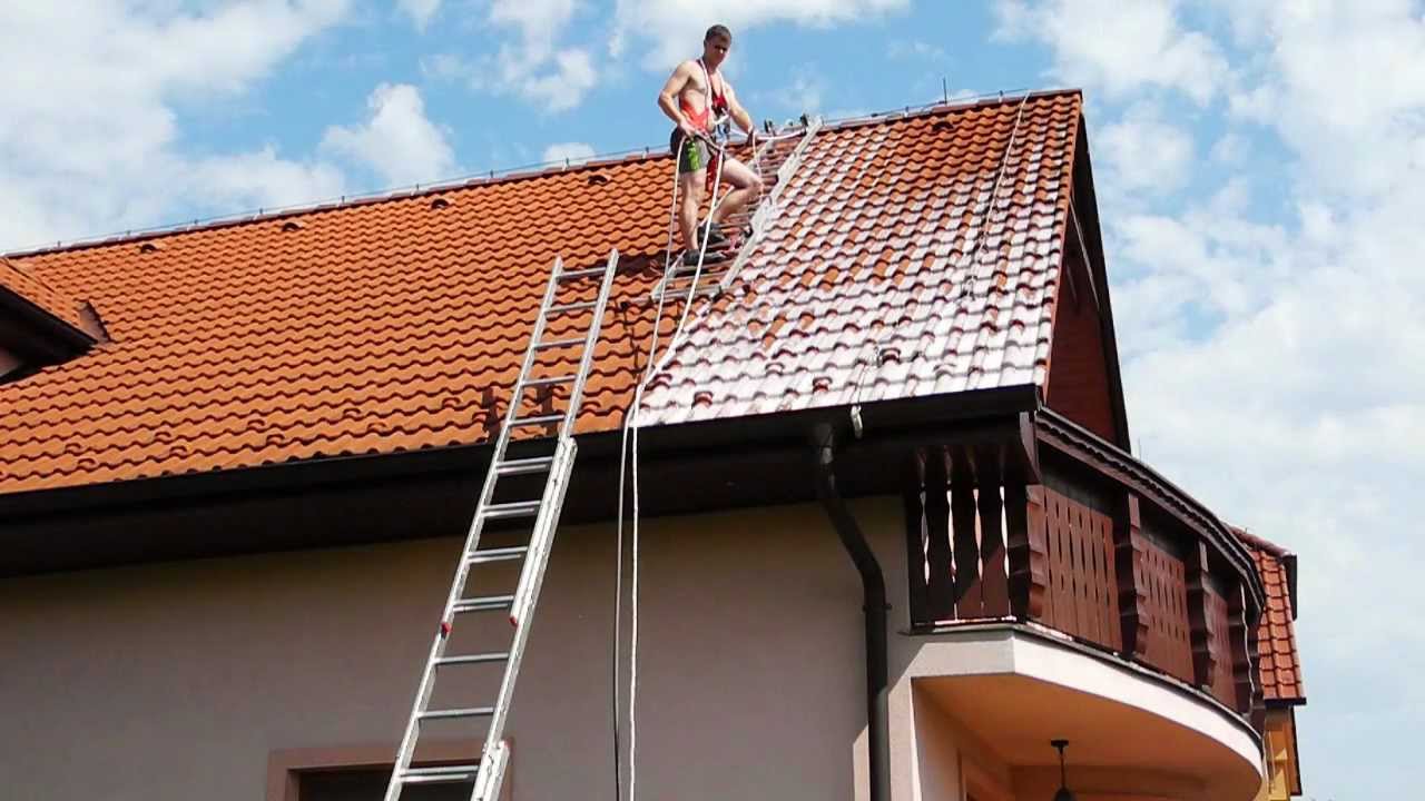 Čistenie strechy rodinného domu.