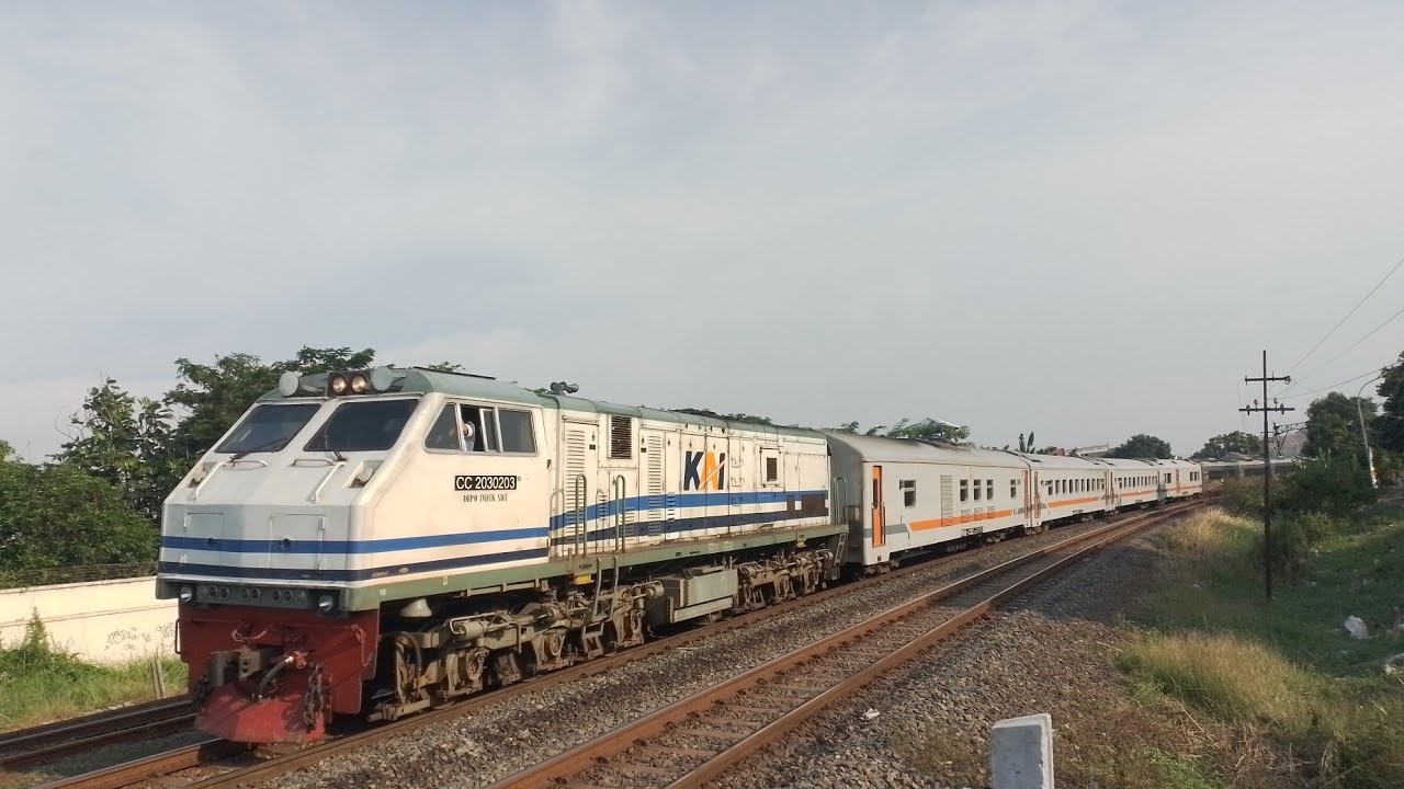 LOKOMOTIF DUA GARIS BIRU KEMBALI DINAS BLAMBANGAN MENUJU UJUNG TIMUR JAWA !!! 