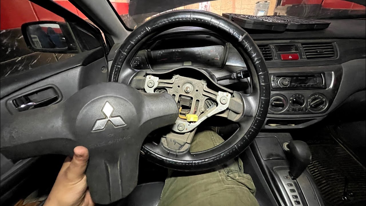 how to remove Mitsubishi lancer airbag.. طريقه فك كبسوله ايرباج ميتسوبيشي لانسر