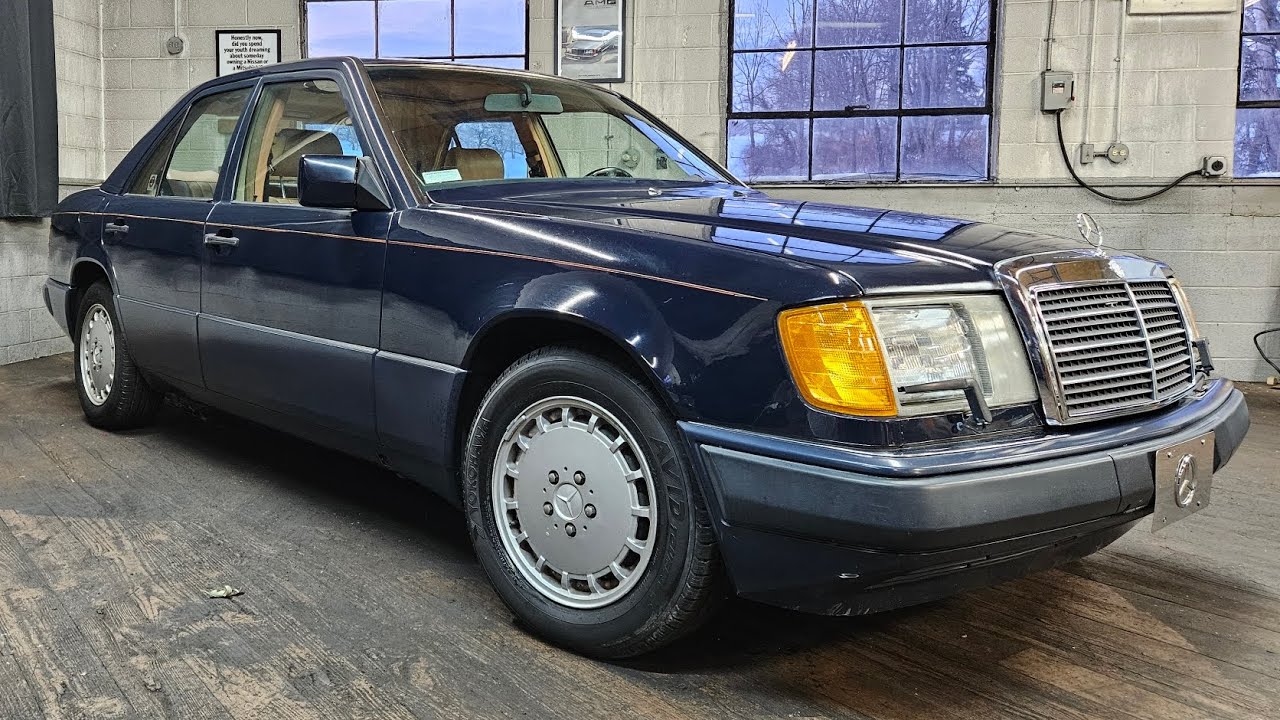 1992 Mercedes-Benz W124 300E 2.6 - Walk Around,  Cold Start, Driving 