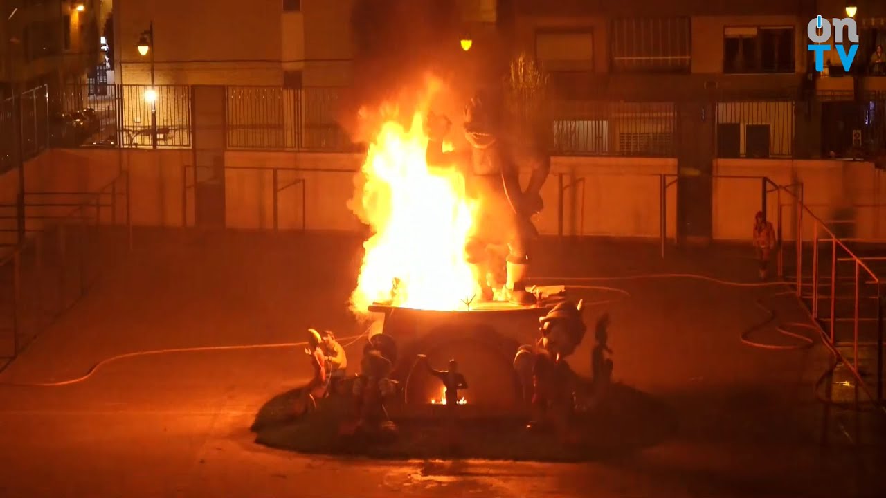 Cremà de la falla dels Juniors de Sant Josep 2025