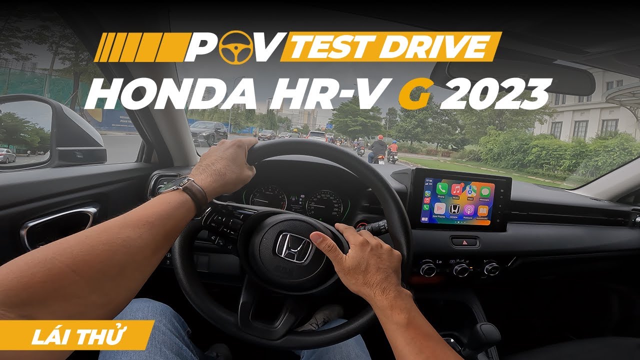 Lái thử Honda HR-V G 2023 màu trắng trên đường phố.