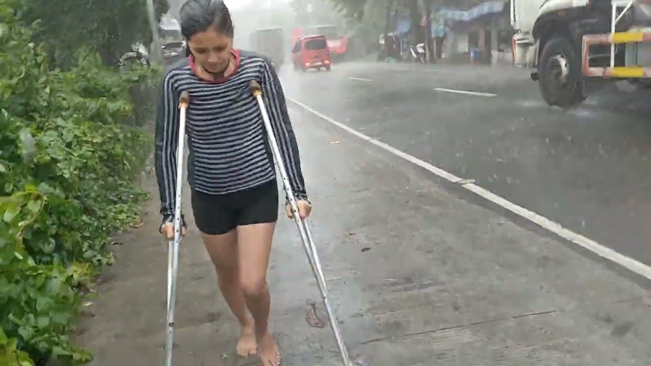 how to walk with crutches under the heavy rain