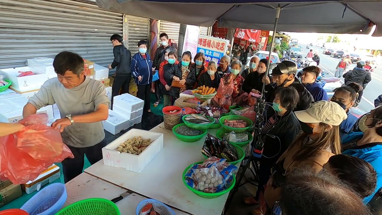 今天買氣真的太狂了 3個人都被操到上氣不接下氣 台中太平803中山市場中山路二段509號 台中海鮮大叔 海鮮拍賣 海鮮叫賣  叫賣哥 seafood auction