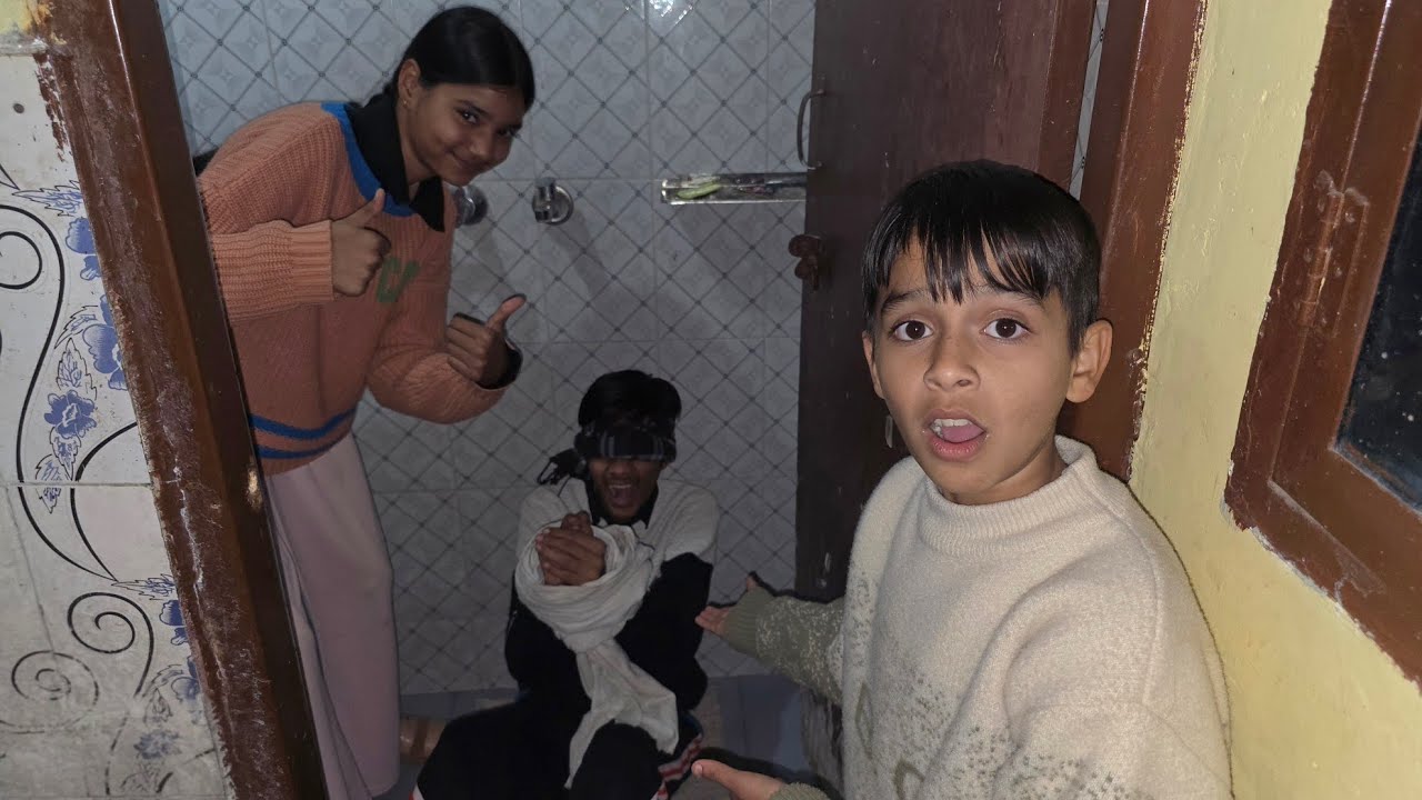 Ayush ko bathroom mai band kardiya 😂😱