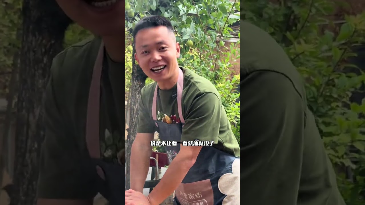 外皮酥脆，里面松软，咬一口，锅气混着面香，满嘴都是满足。一张油饼子，是清晨热乎乎的早点，是赶集路上的小吃，更是最接地气的人间烟火味。#地方特色小吃 #胡麻油 #菜籽油 #优质农产品 #油饼子
