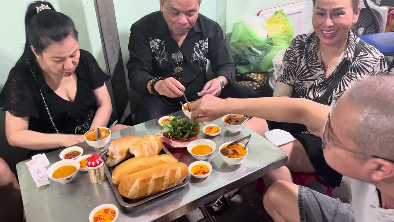 Nhom e#dẫn a Ha Long#ăn pha lấu cô thảo# quan 4 