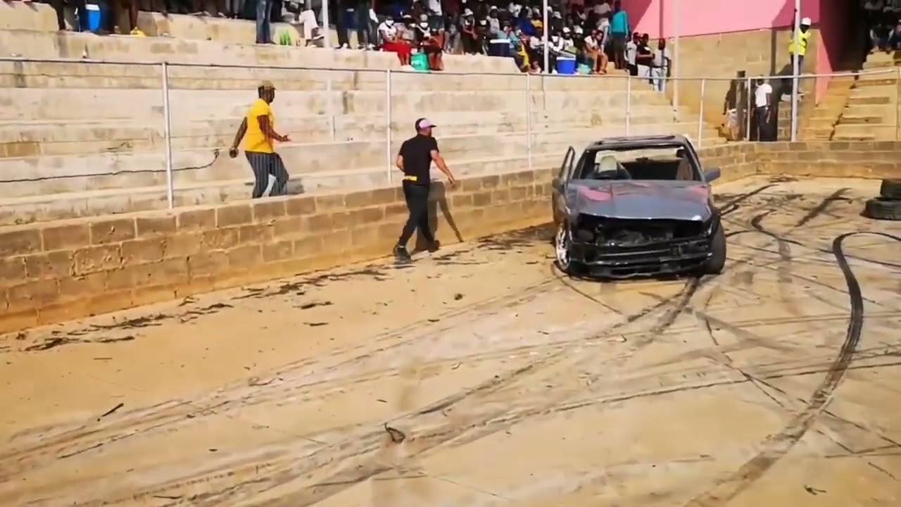 Austin Kruger crashes his spin car at Masinga