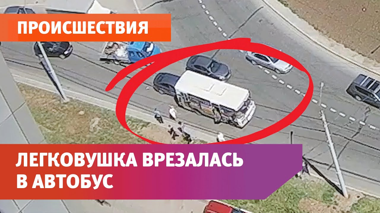 &laquo;Лада&raquo; врезалась в автобус на кольце Мира в Оренбурге