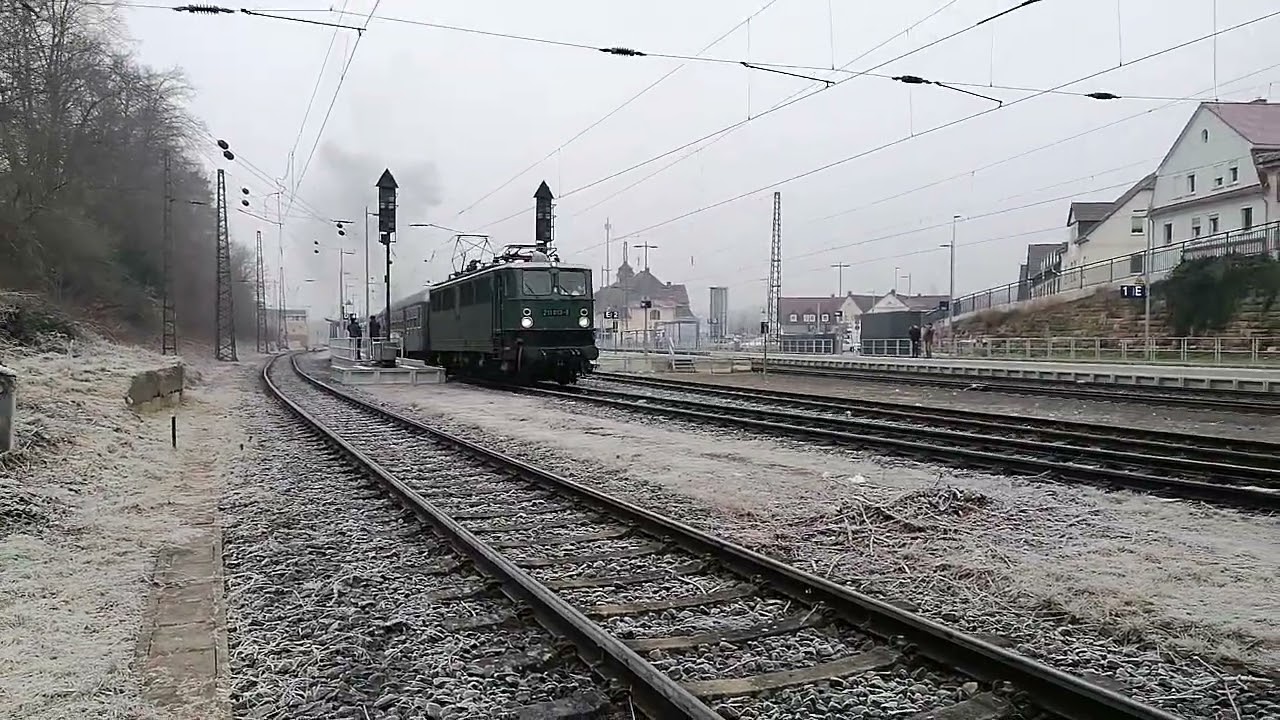 211 013-8 und 35 1097 auf Heimreise nach Glauchau für die Sonderfahrt an Silvester.