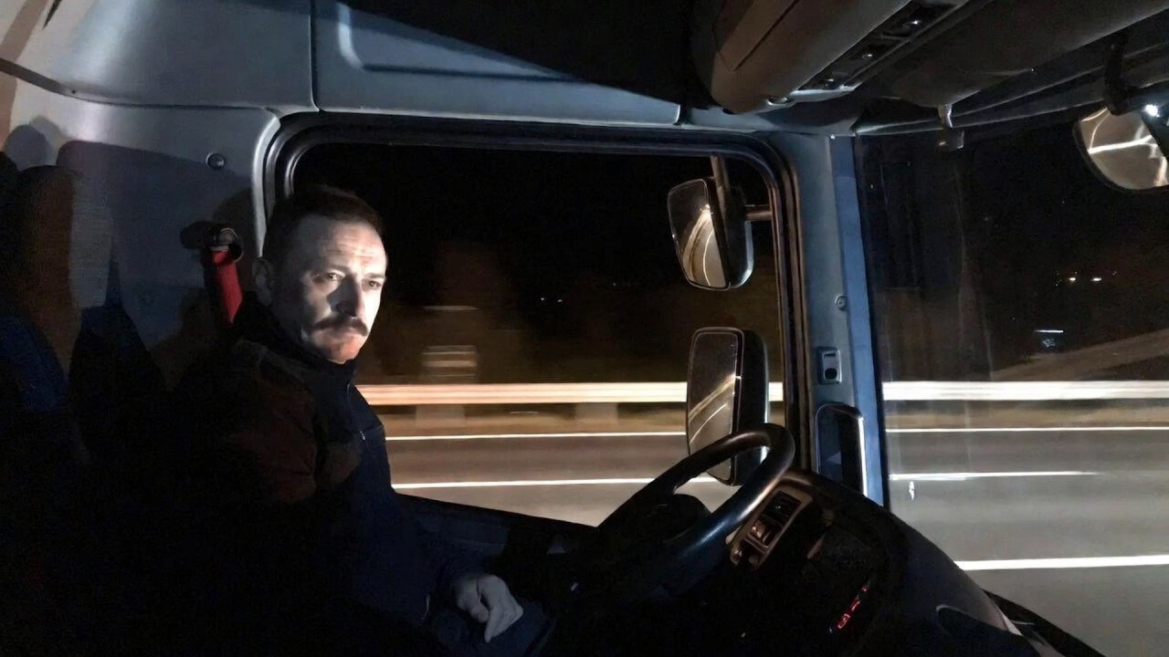 Toți șoferii care merg noaptea pe E60 văd același lucru. Nimeni nu vorbește despre asta.