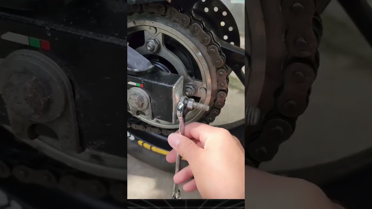 C&oacute;mo tensar la cadena de una moto #moto #mecanica #viral #parati #cg #motul #shorts