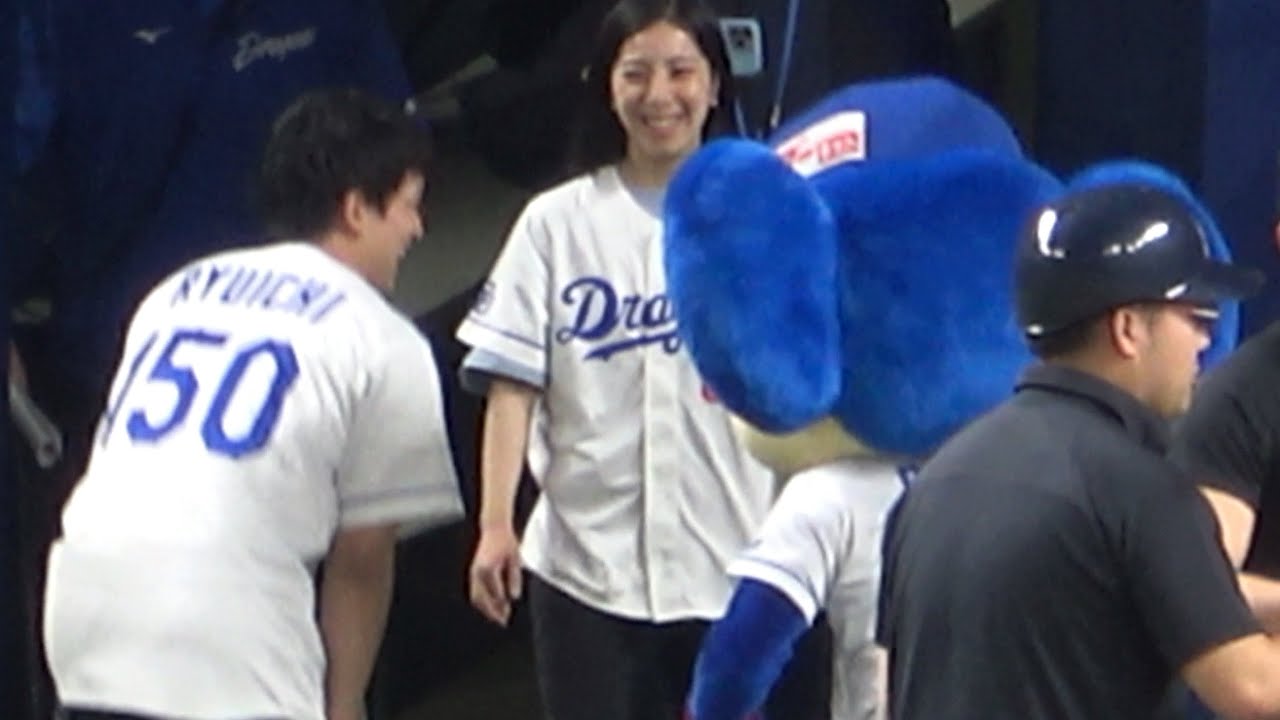 りくりゅうペアに早く会いたくてソワソワするドアラ (2023/05/10)