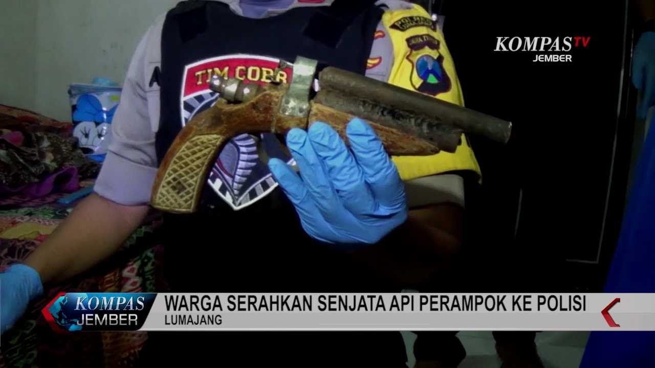 Warga Serahkan Senjata Api Perampok Ke Polisi