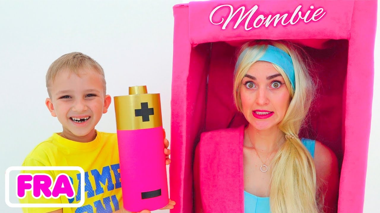 Vlad et Nikita jouent avec la poup&eacute;e Mombie