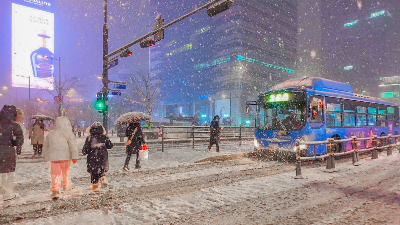 4K Snowfall in Seoul, Korea | GWANGHWAMUN Snow Walk -2°C Frozen Winter day