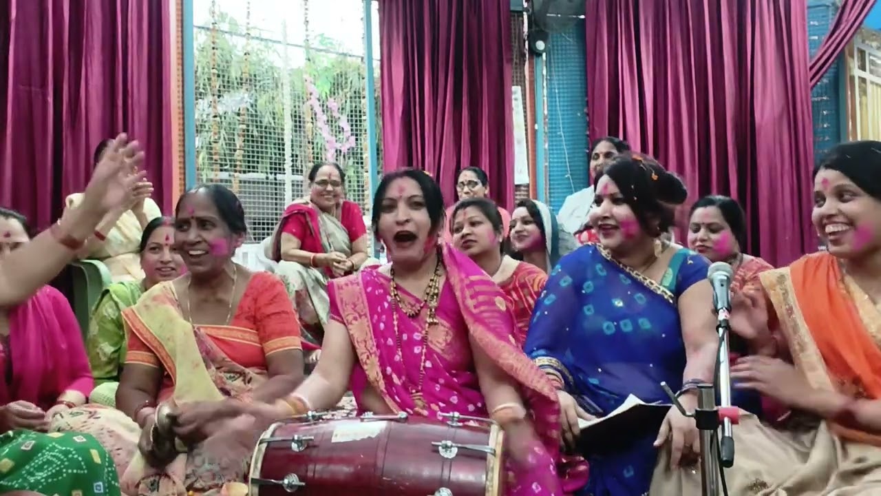 🎊#_Holi special🎈 सभी सहेलियां मस्ती में झूमते  हुए 🎊 रंगों की आई है बाहर मैया तेरे मंदिर में 🙏 