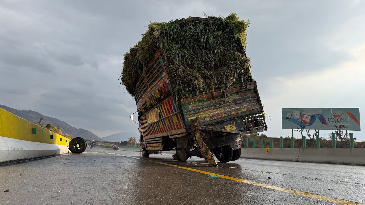 Overloaded Truck Loses Balance on Highway – A Shocking Moment