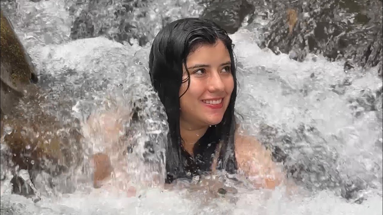 Disfrutando de las últimas agua que nos queda en el mundo ~Saida ZC ~💚