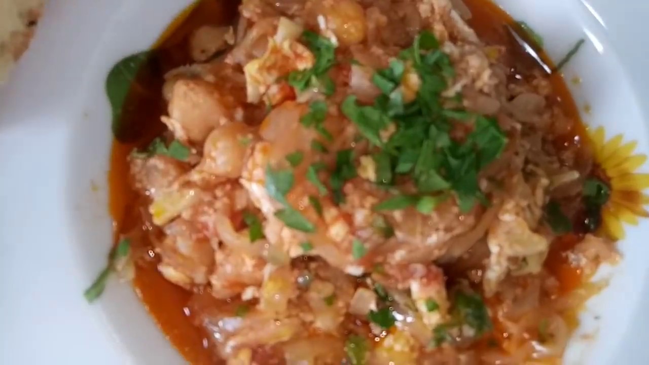 بصل بالطماطم وخبز بالسميد فالكوشة