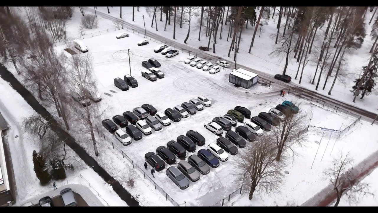Mazlietoti auto Valmierā, Rīgas iela 62. Jauns auto laukums Valmierā