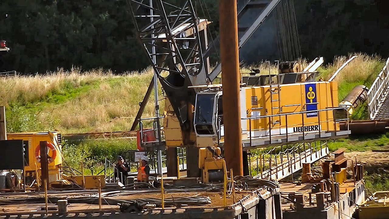 Neubau der Papenburger Schleuse (Teil 9) / Crawler crane Liebherr HS883 HD