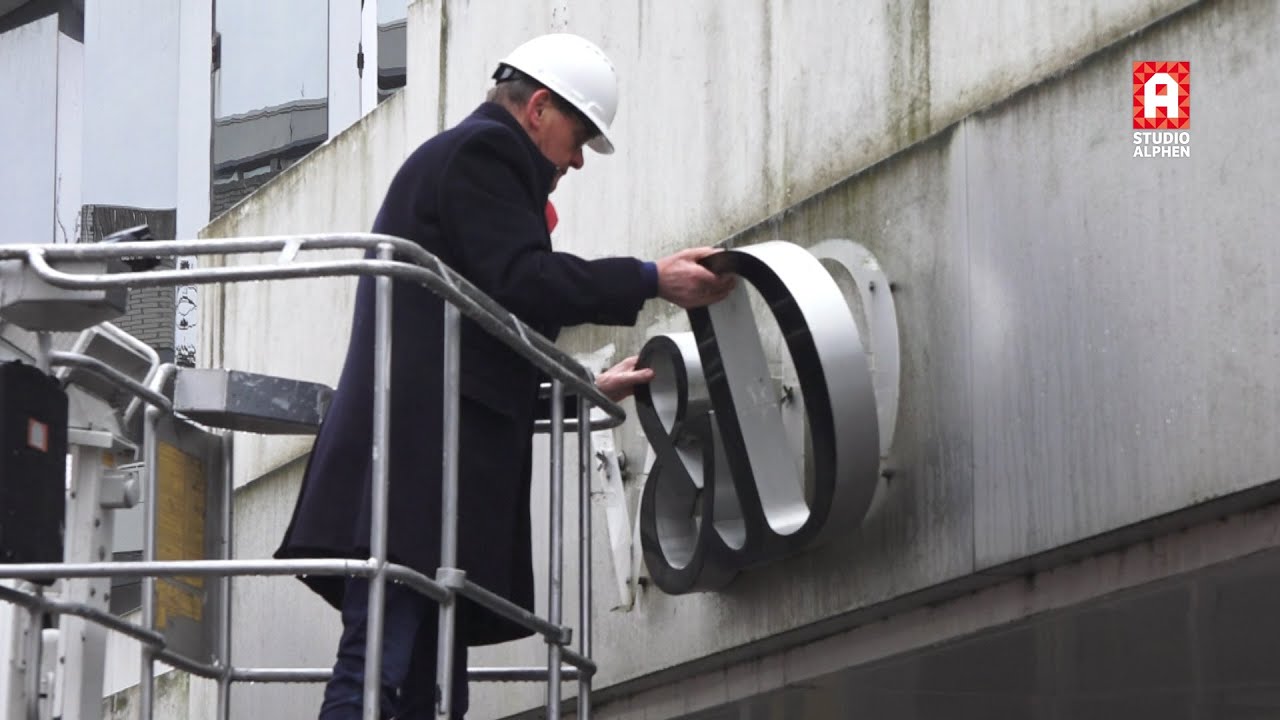 Symbolische start sloop V&D-pand, gebouw in Alphens centrum bijna zes jaar leeg