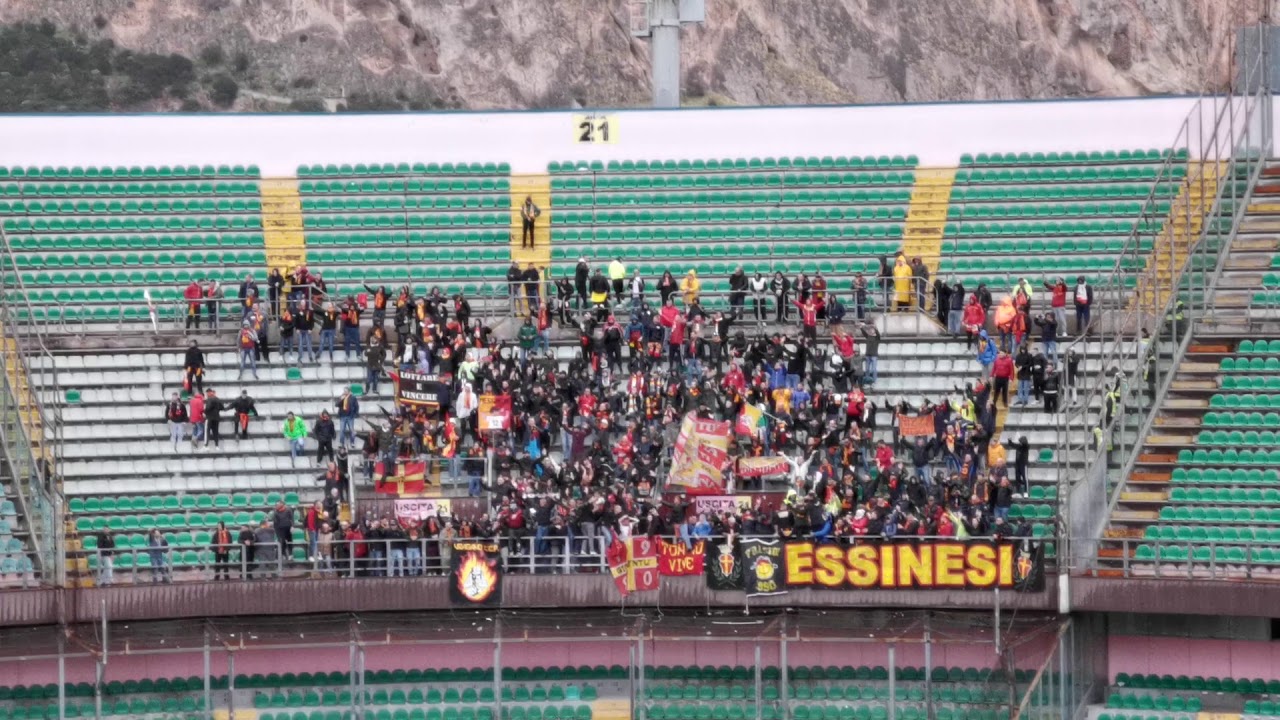 Cori dei tifosi del Messina contro i palermitani
