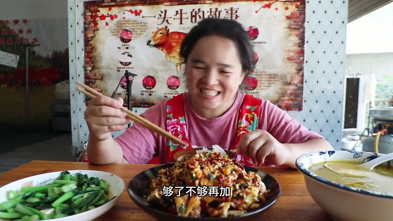 做贵州版本口水鸡，自家养的三黄鸡，太好吃完全停不下来 苗大姐用一年的家鸡做口水鸡，啃起来有点累，但味道真的超级香，把口水鸡的汁调好，拌啥子都能好吃
