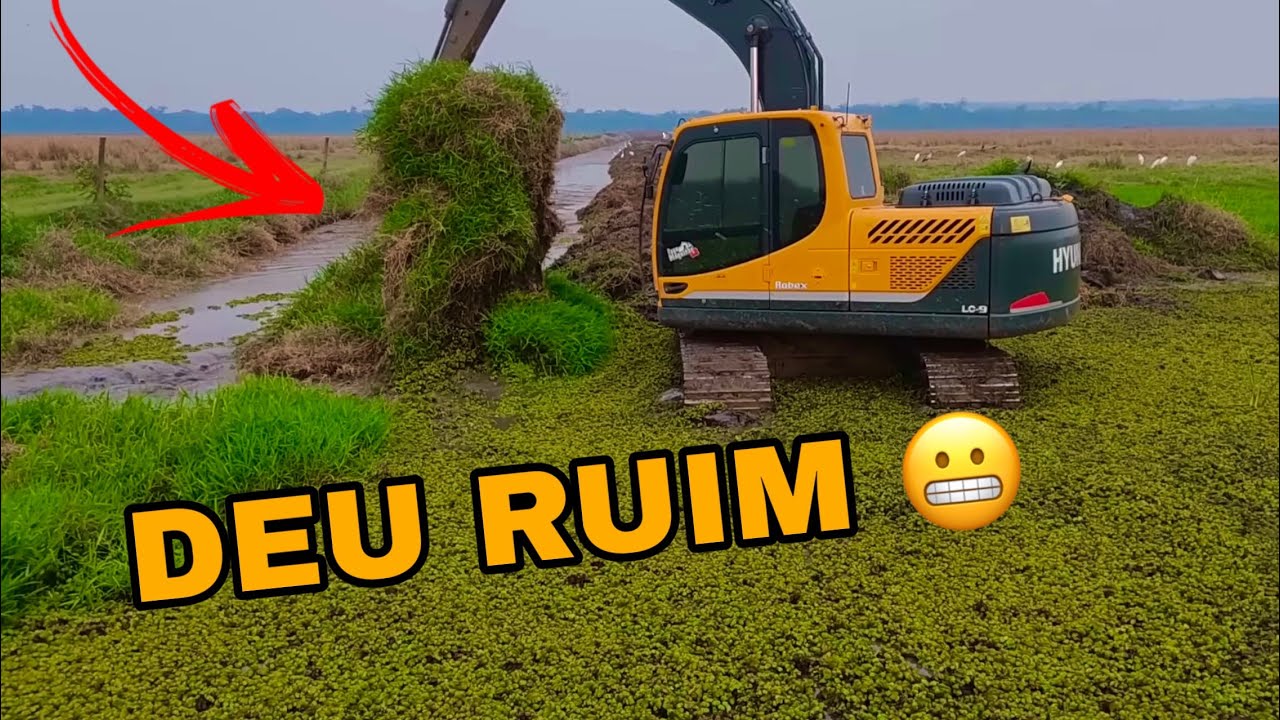escavadeira hidráulica limpando vala operador iago