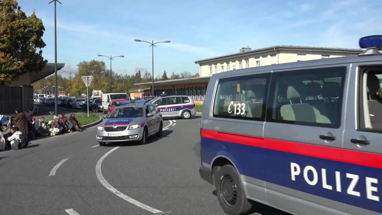 1.000 Flüchtlinge marschieren in Richtung Grenze