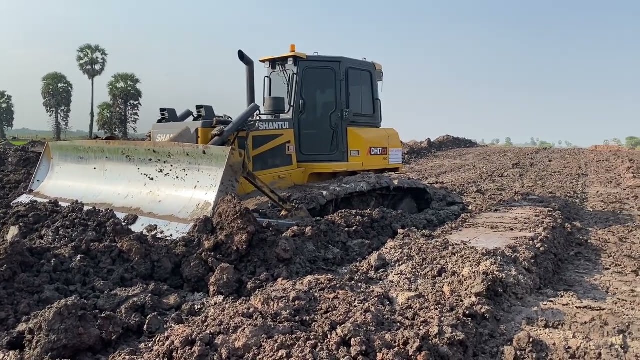 Big Bulldoser SHANTUI-DH17 C3 Fails in Muddy