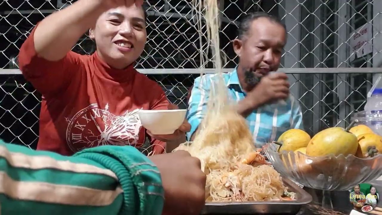 VLOG 1144. Cooking with Srey Ly. Food recipe. Steamed loster with glass noodles/Fry loster.