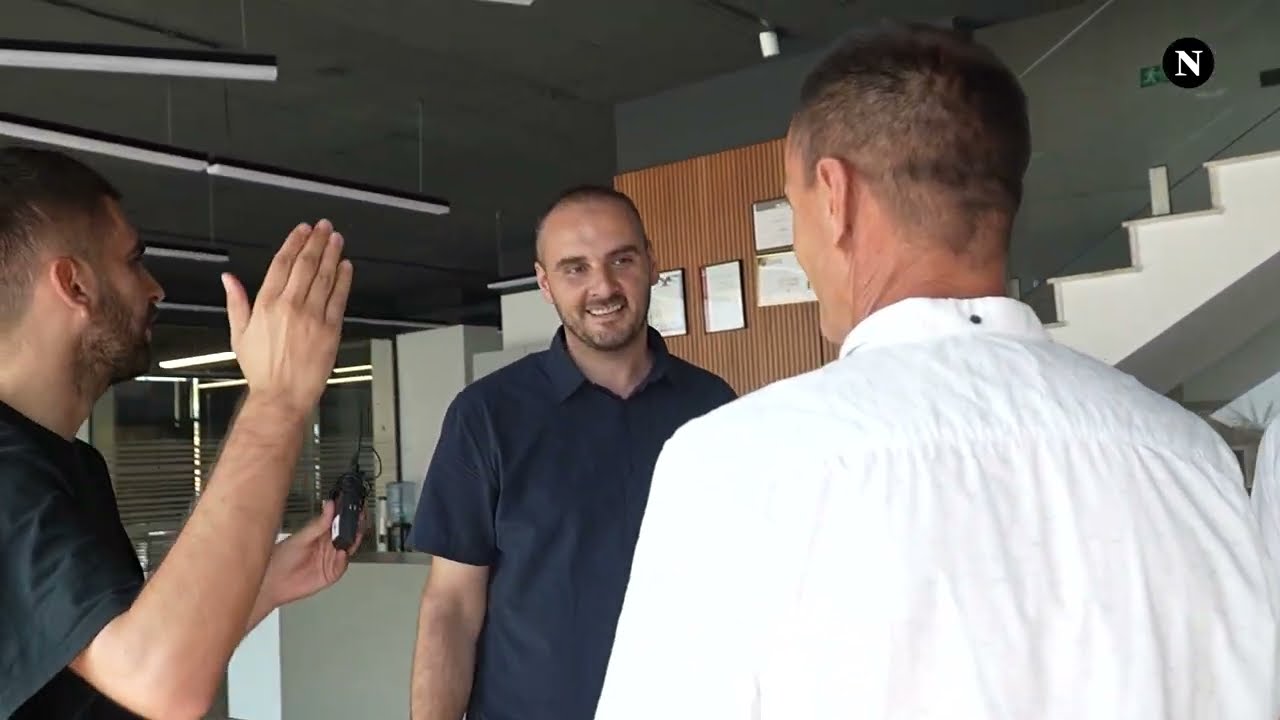 Burim Pacolli bind drejtorin e fabrikës 