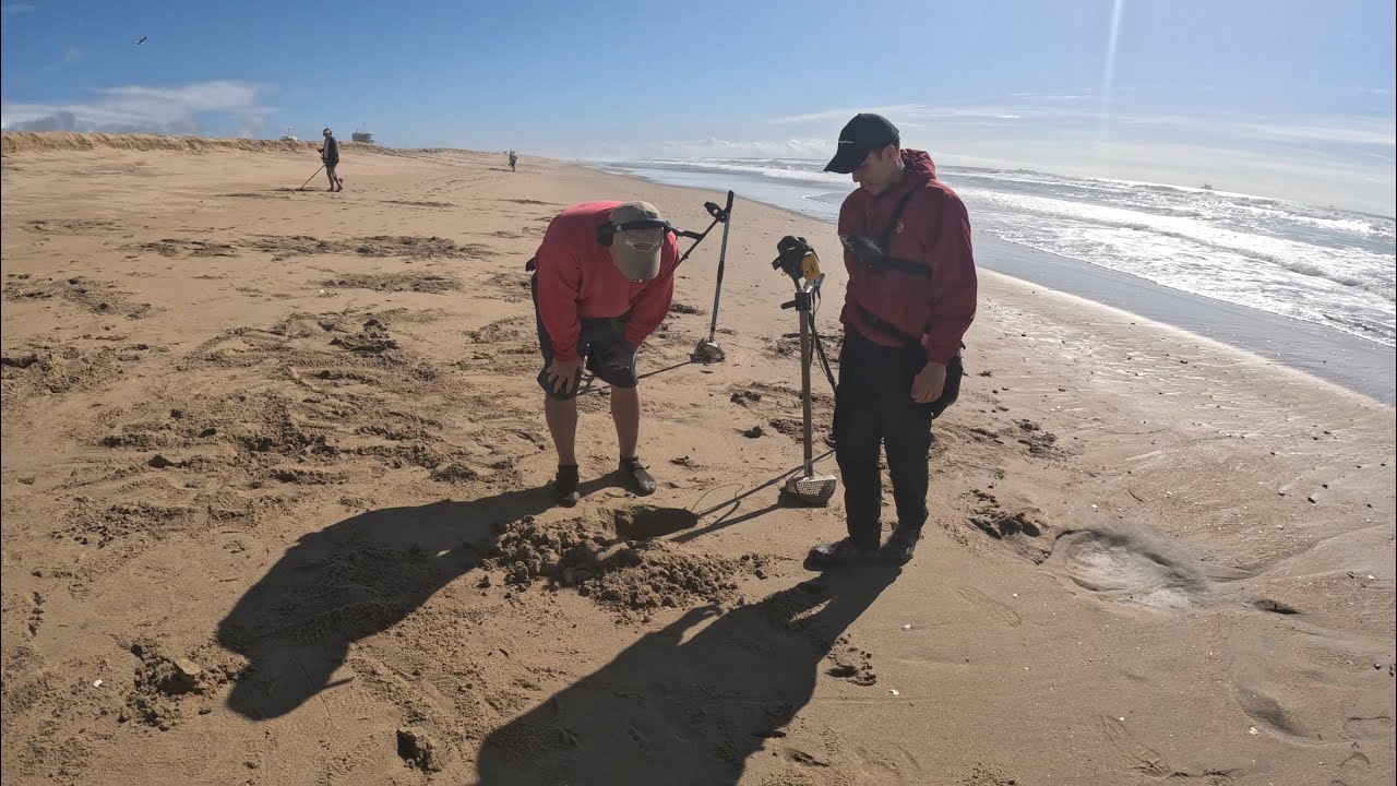 King tides uncover a gold filled beach metal detecting with friends @piratemikestreasure