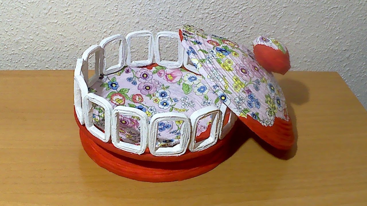 Bombonera con tubitos de papel periodico