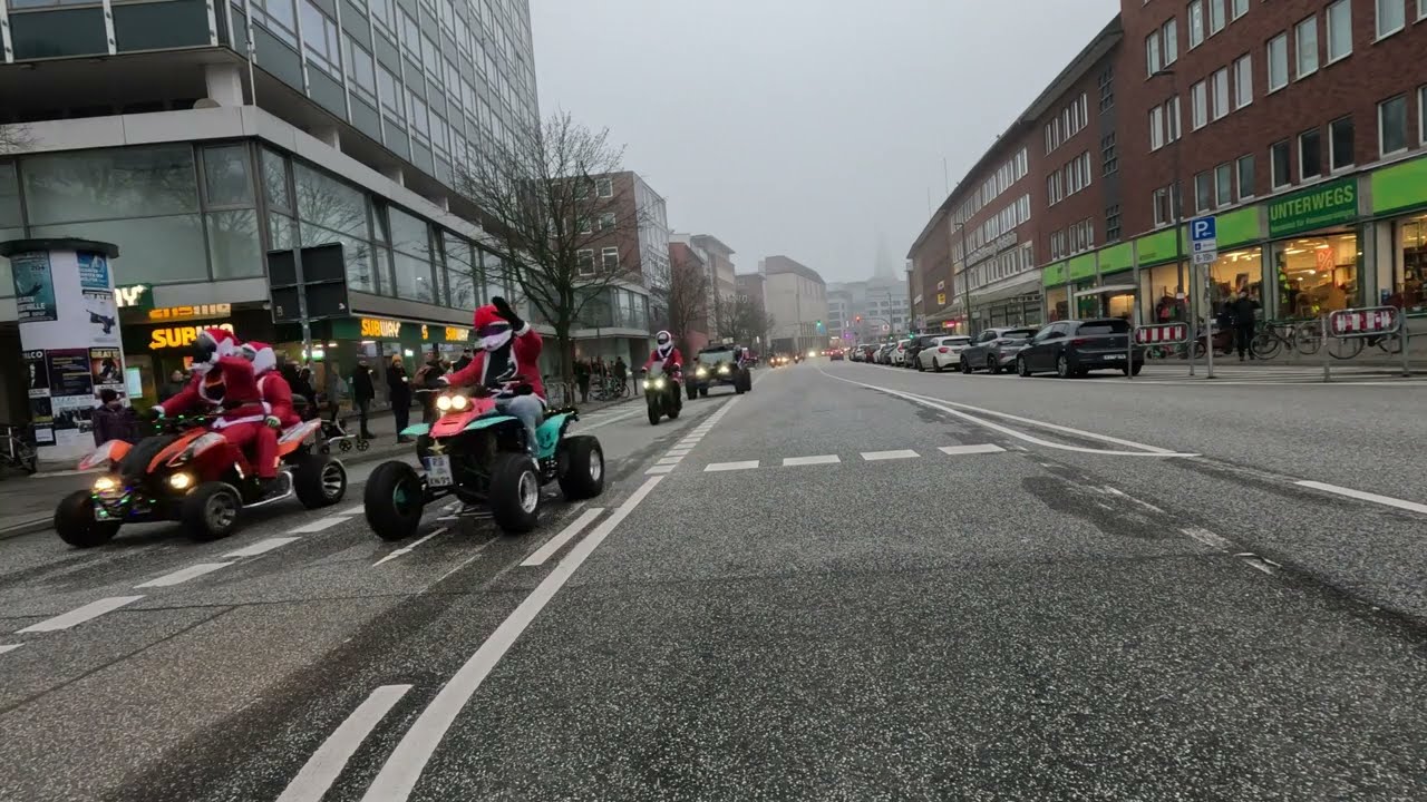 X-Mas Ride 2025 Kiel Andreas-Gayk-Stra&szlig;e Weihnachtsm&auml;nner auf Motorr&auml;dern 20.12.2025