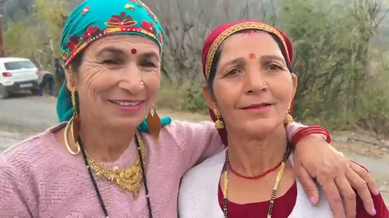 गहनों पर अपनी प्रतिक्रिया देती हुई मेरे गांव की लड़कियां devbhumi Uttrakhand