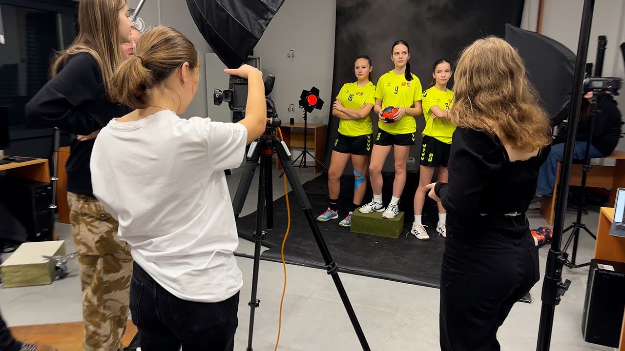 Sportowcy UKS SMS Wybicki Kielce, sesja w szkolnym studio.