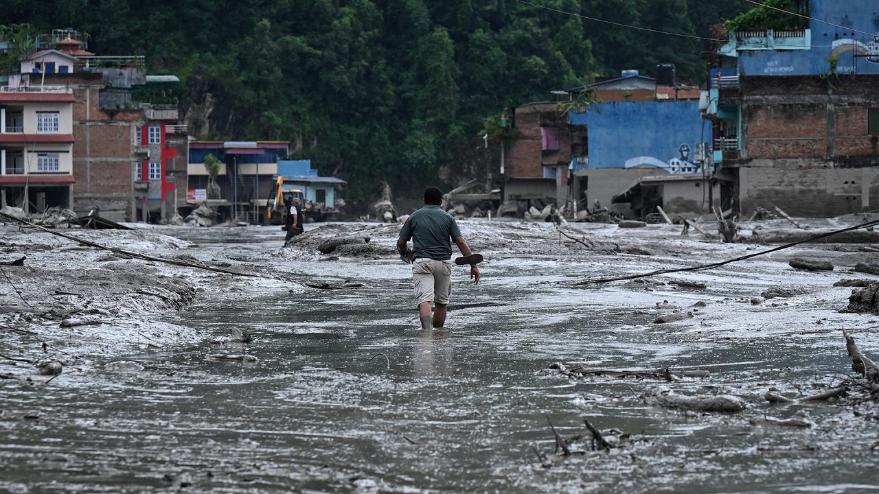 Nepal Rescuers Race to Find Thousands Missing