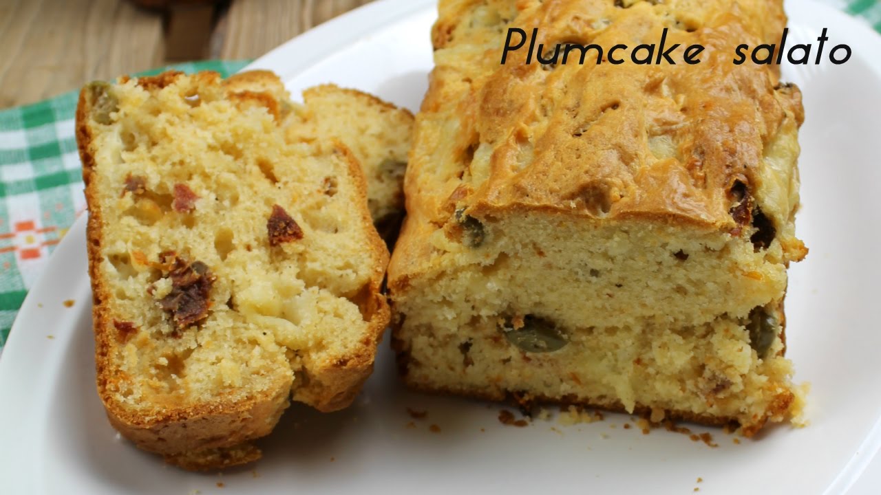 Plumcake salato con pomodori secchi, olive e provolone