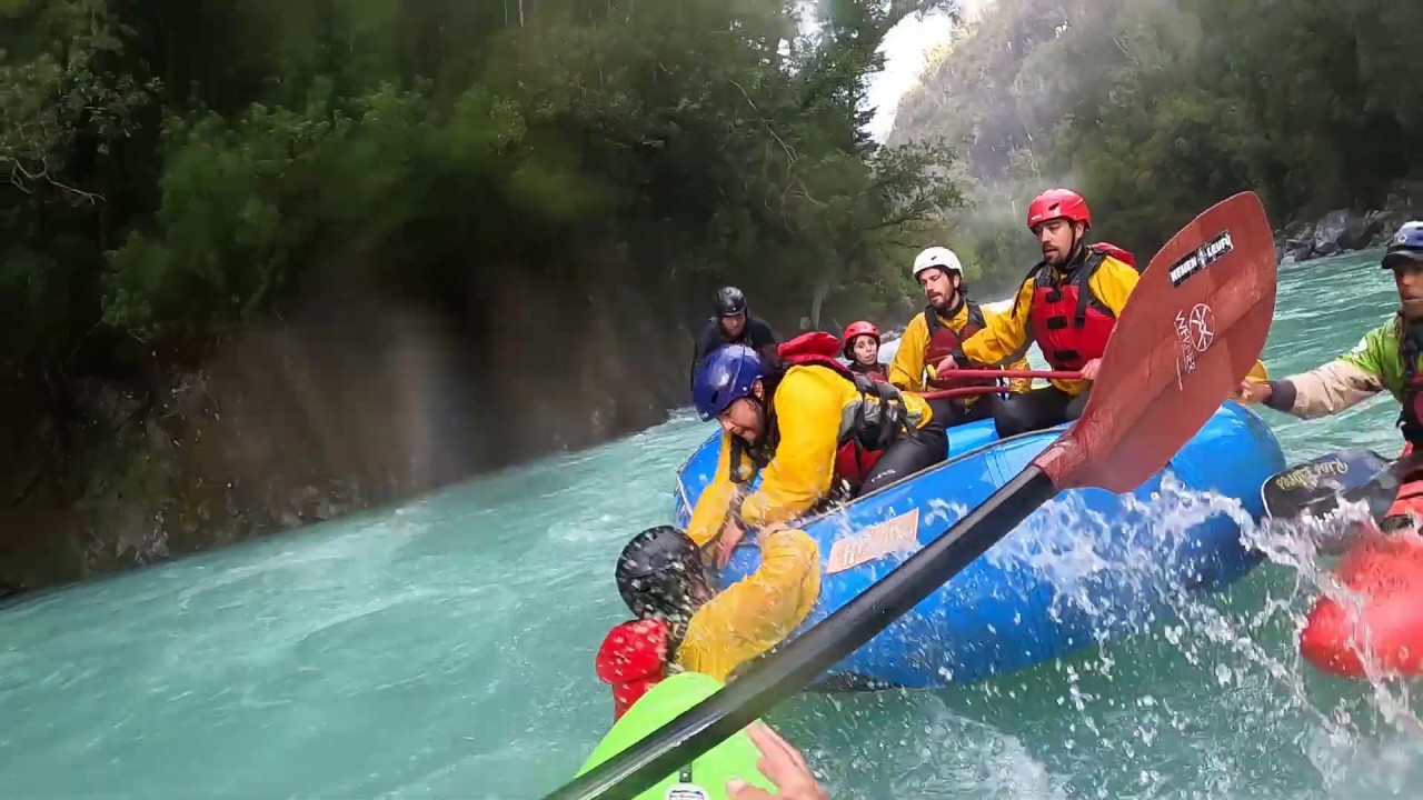 Rafting en Río blanco hornopiren con caída y rescate...