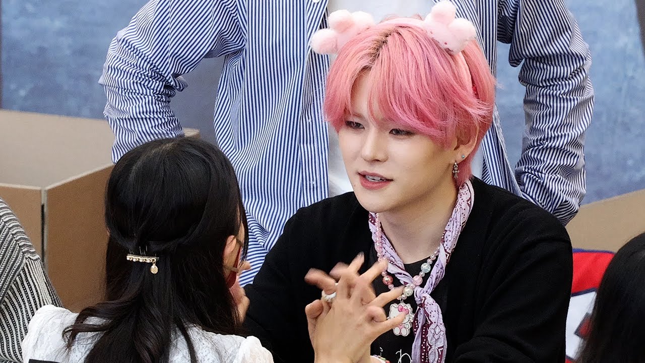 TREASURE (트레저) 사인중인 요시 (YOSHI's Fan sign) | REBOOT 팬사인회 • 230812