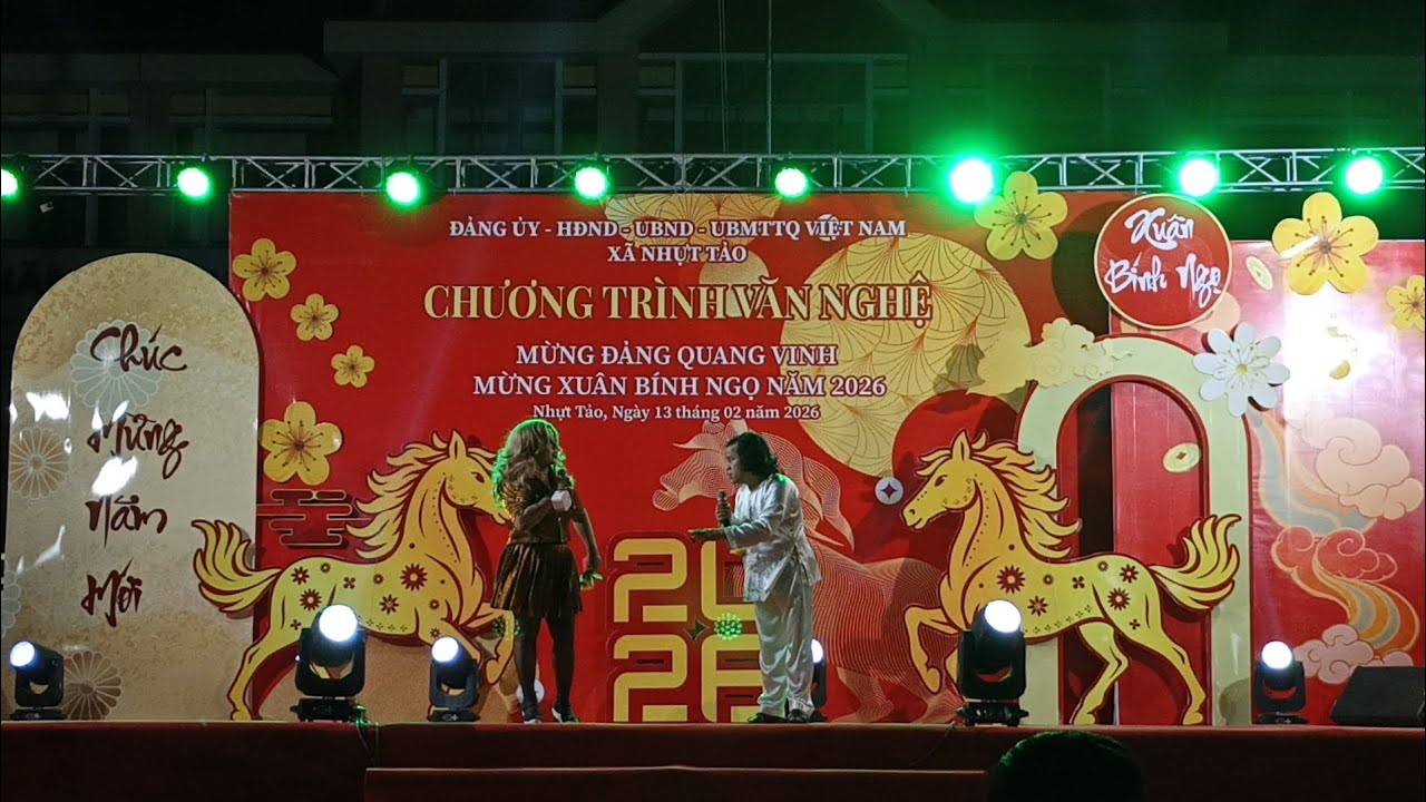 Nghệ sĩ hài Lê Khâm và Kim Đào biểu diễn tại xã Nhựt Tảo Tỉnh với tiết mục xóm xôn xao 